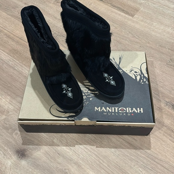 Half Suede Manitobah Mukluks - Picture 1 of 4
